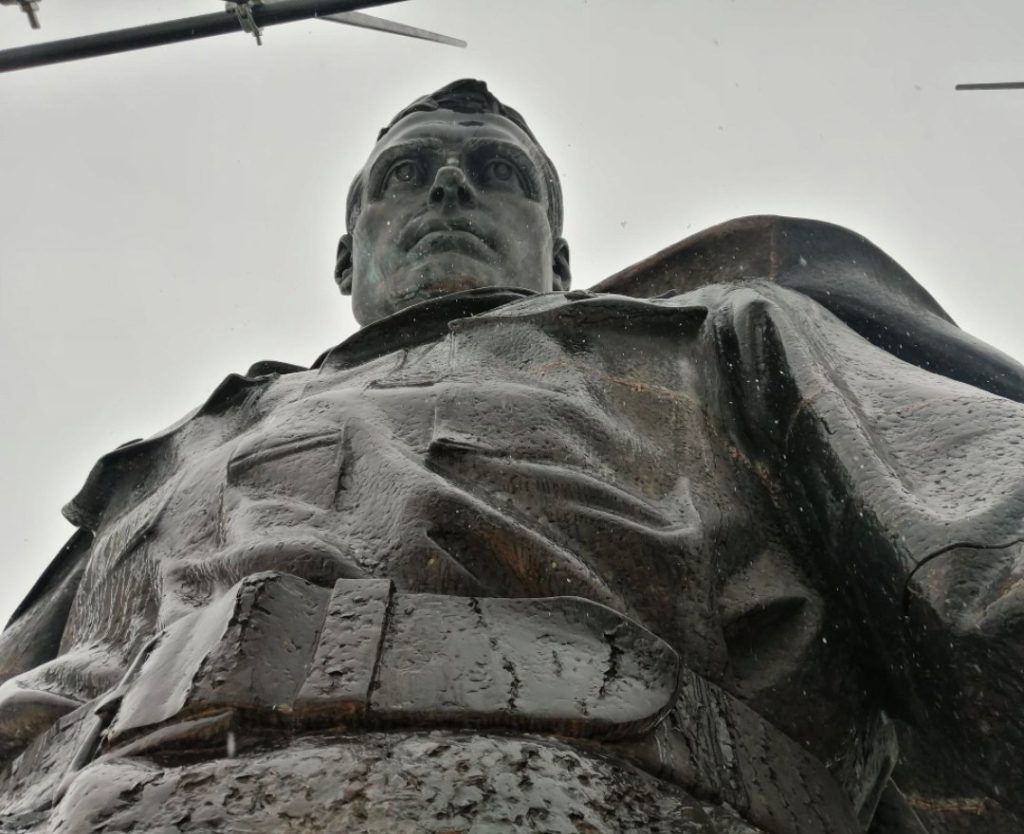 У Ржевского мемориала советскому солдату в Тверской области есть двойник-фронтовик