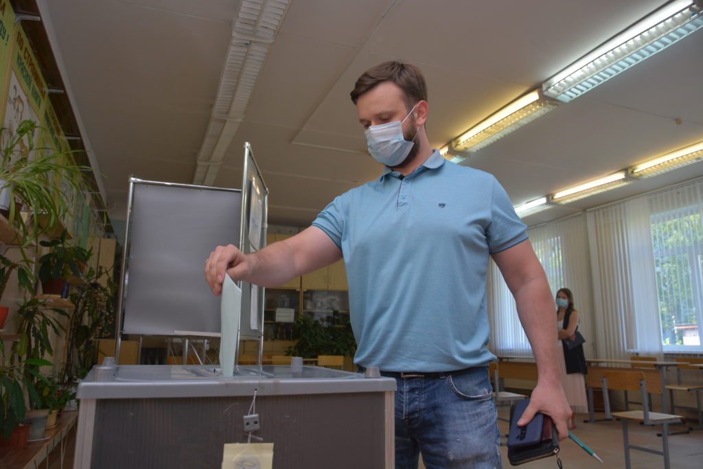 В Тверской области по поправкам к Конституции РФ голосуют прославленные спортсмены, депутаты, жители дачных кооперативов