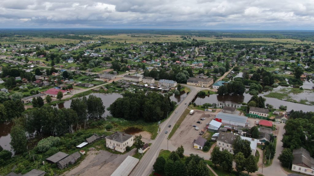 Вода залила улицы города в Тверской области