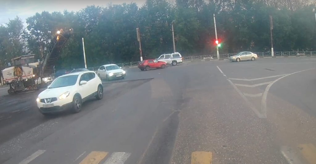 Легковушка и полицейский УАЗ врезались на перекрёстке в Твери Легковушка и полицейский УАЗ врезались на перекрёстке в Твери