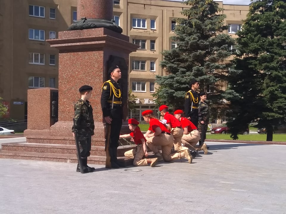 Юнармейцы Твери выставили почетный караул у Стелы Воинской Славы Юнармейцы Твери выставили почетный караул у Стелы Воинской Славы