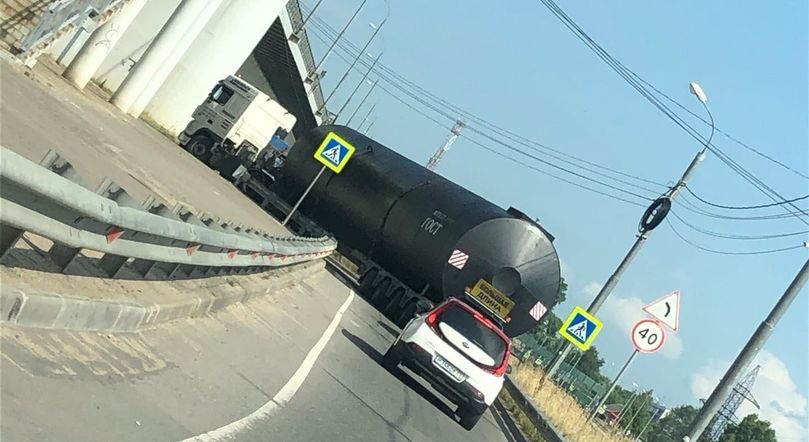 В Пролетарском районе Твери грузовик, застрявший под мостом, перегородил дорогу В Пролетарском районе Твери грузовик, застрявший под мостом, перегородил дорогу