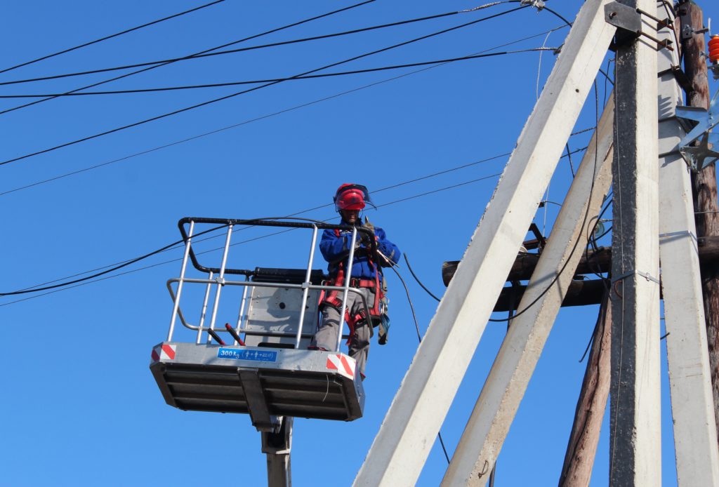 Энергетики мобилизовали все силы и средства для восстановления электроснабжения потребителей, нарушенного шквалистым ветром