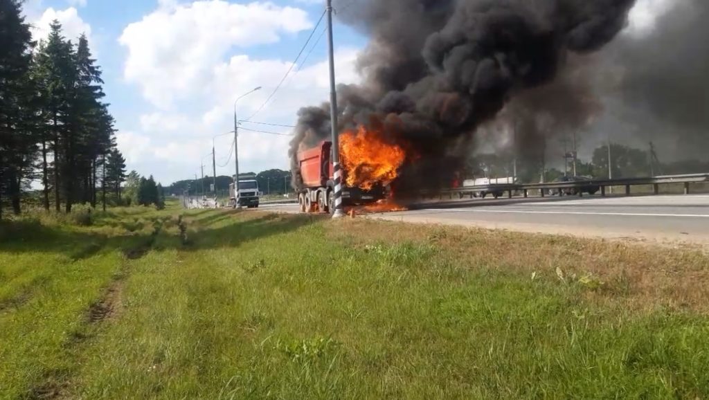 На трассе под Тверью сгорел грузовик