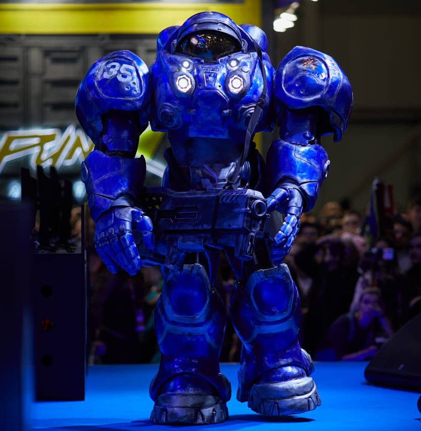 Косплеер из Твери сделал костюм космодесантника и собирает огромную плазменную пушку