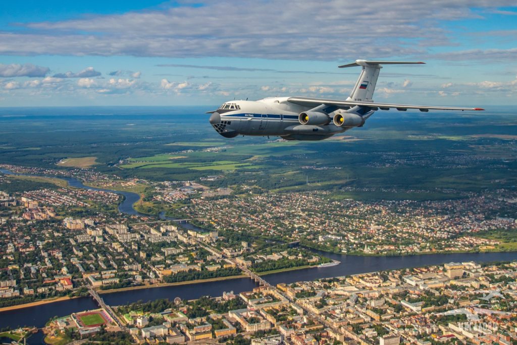 Летчики в небе над Тверью устроили огненное шоу