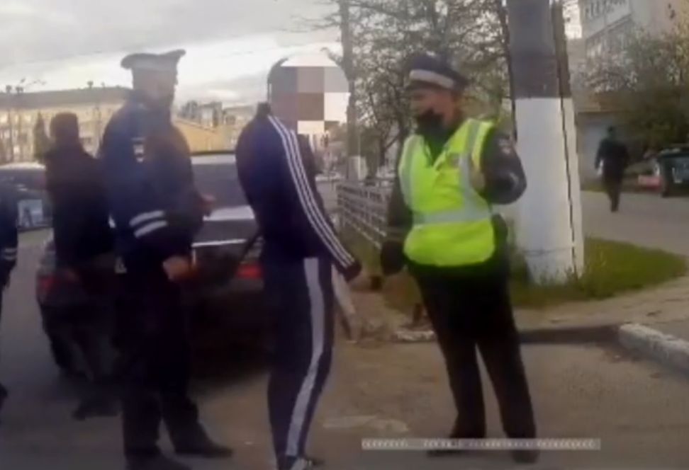В Твери наказали водителя, катавшего приятеля на крыше автомобиля В Твери наказали водителя, катавшего приятеля на крыше автомобиля