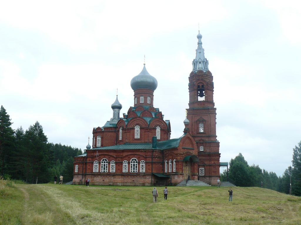 Художник и путешественники из Тверской области посетили Ширков погост