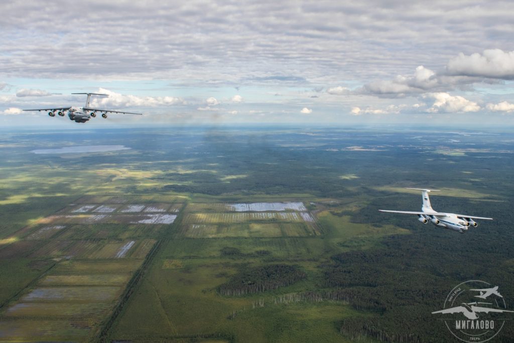 Летчики в небе над Тверью устроили огненное шоу
