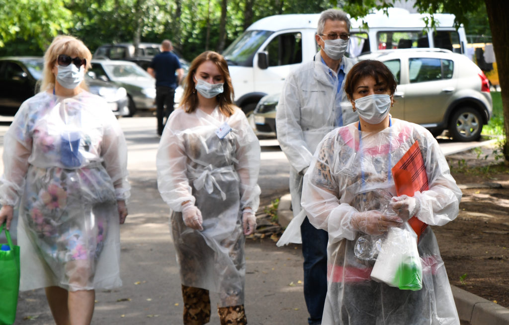 Ветеран Иван Кладкевич и почетный гражданин Тверской области Владимир Суслов проголосовали по поправкам в Конституцию