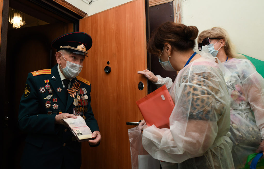 Ветеран Иван Кладкевич и почетный гражданин Тверской области Владимир Суслов проголосовали по поправкам в Конституцию Ветеран Иван Кладкевич и почетный гражданин Тверской области Владимир Суслов проголосовали по поправкам в Конституцию