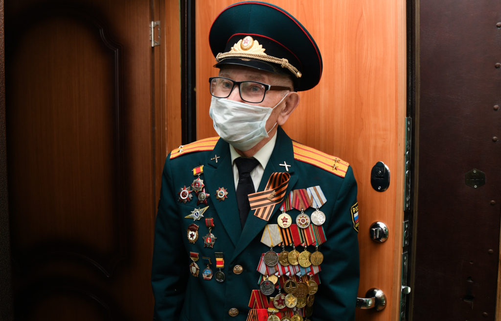 Ветеран Иван Кладкевич и почетный гражданин Тверской области Владимир Суслов проголосовали по поправкам в Конституцию