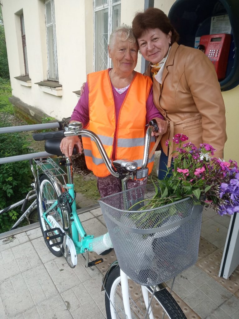 Сельские жители подарили почтальону из Тверской области новый велосипед взамен украденного