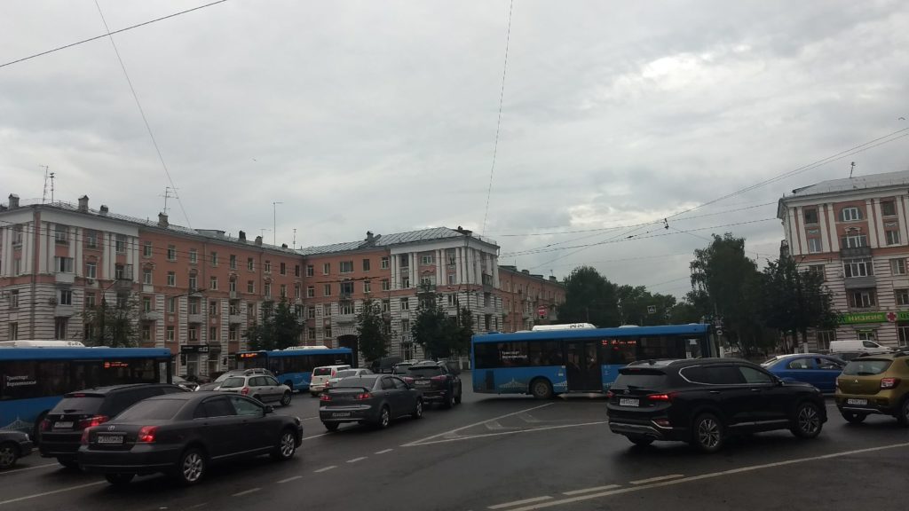 Автомобильные пробки перекрыли движение в центре Твери