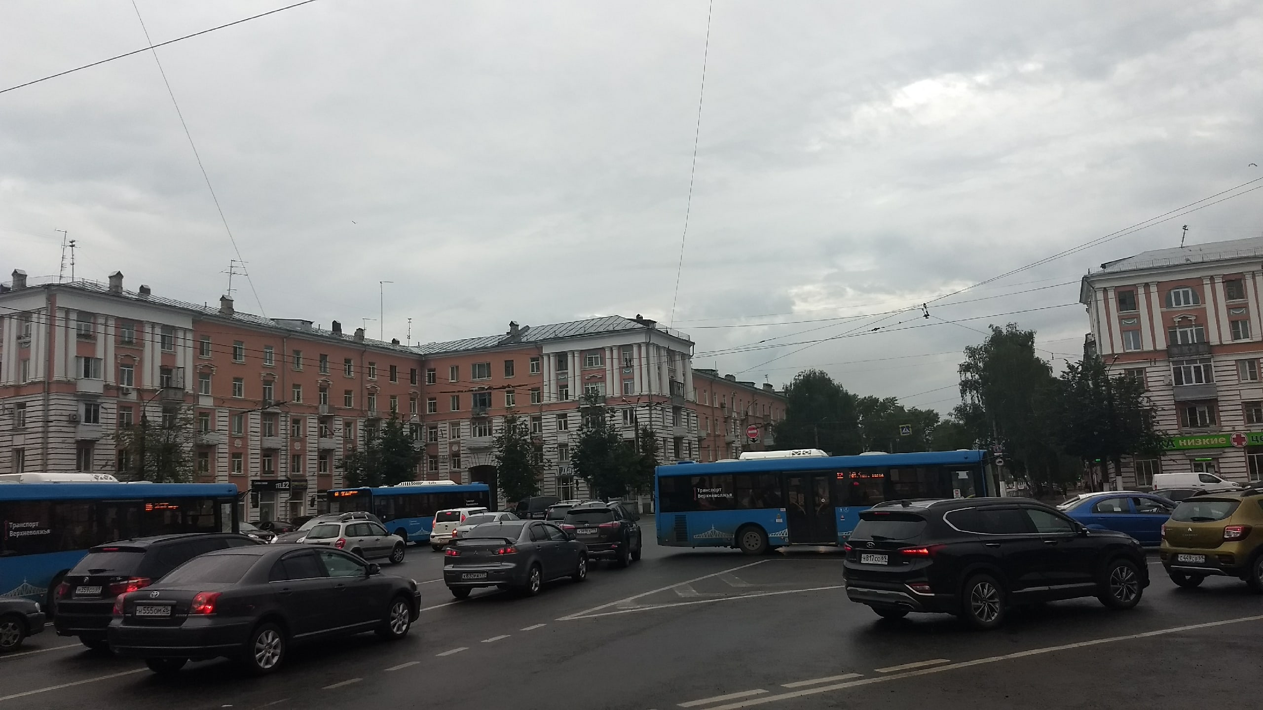 Автомобильные пробки перекрыли движение в центре Твери Автомобильные пробки перекрыли движение в центре Твери