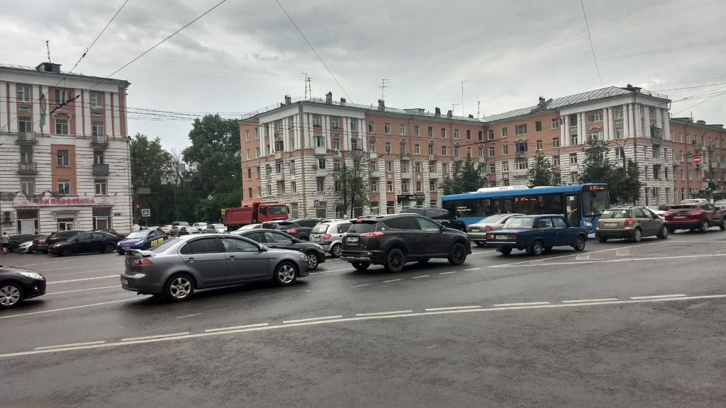 Автомобильные пробки перекрыли движение в центре Твери