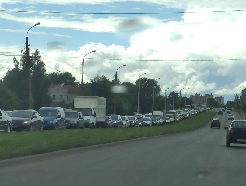 Жители Твери оказались в плену огромной пробки на Красинском мосту