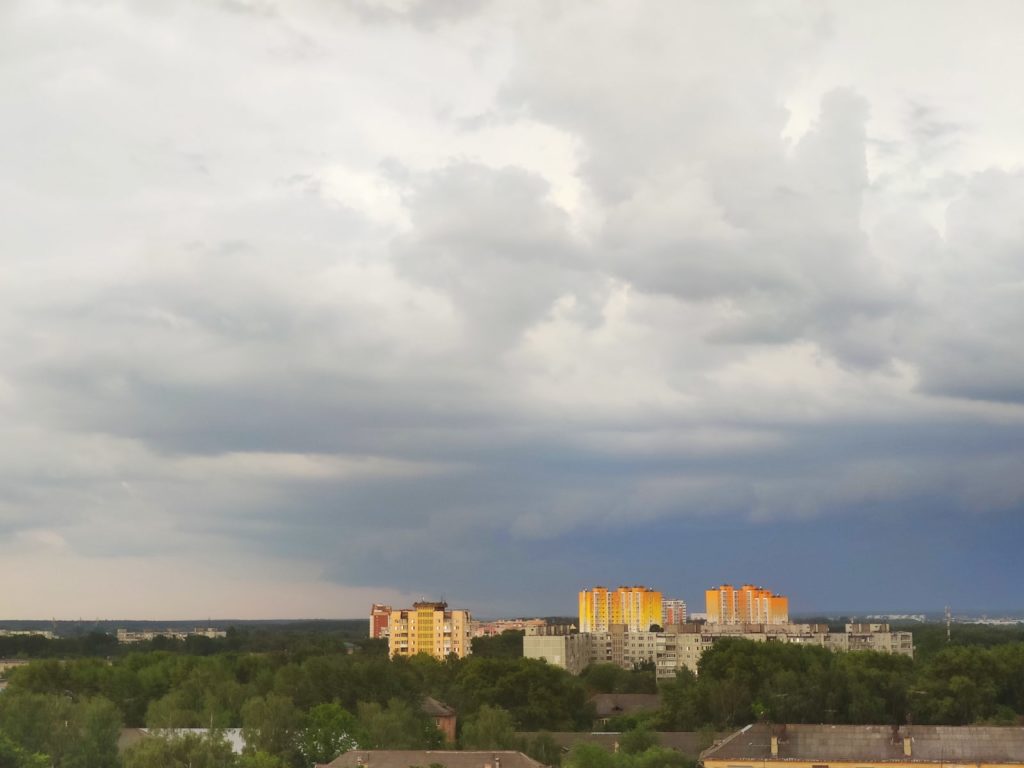 К Твери приближается большая туча с грозой
