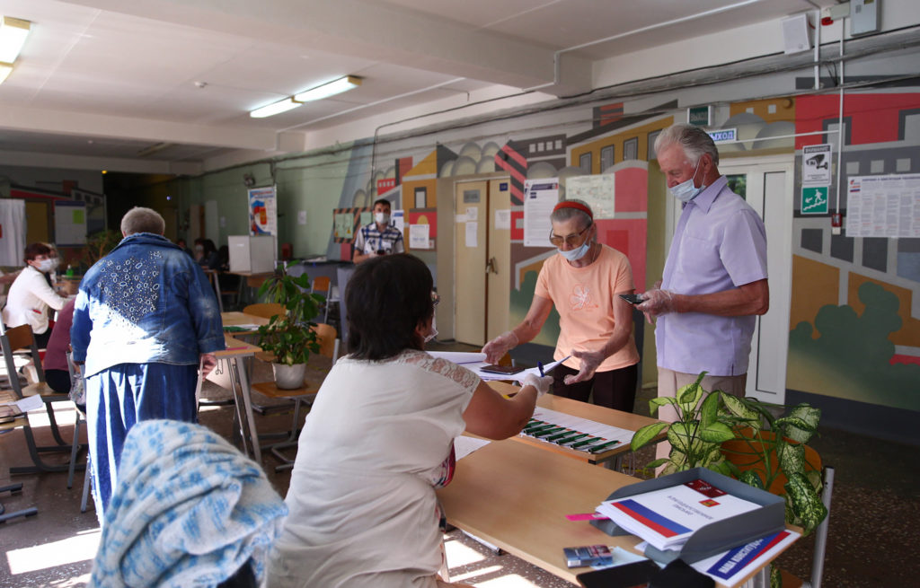 Ветеран Иван Кладкевич и почетный гражданин Тверской области Владимир Суслов проголосовали по поправкам в Конституцию