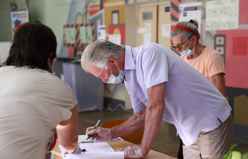 Ветеран Иван Кладкевич и почетный гражданин Тверской области Владимир Суслов проголосовали по поправкам в Конституцию