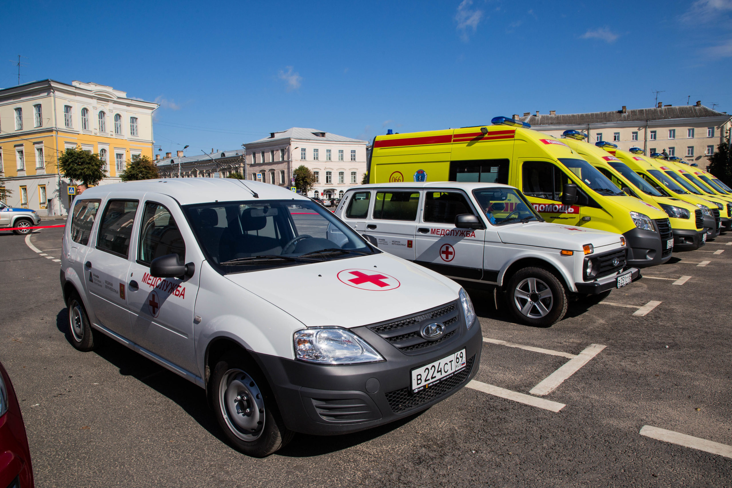 Игорь Руденя вручил новые машины и технику учреждениям здравоохранения и МЧС