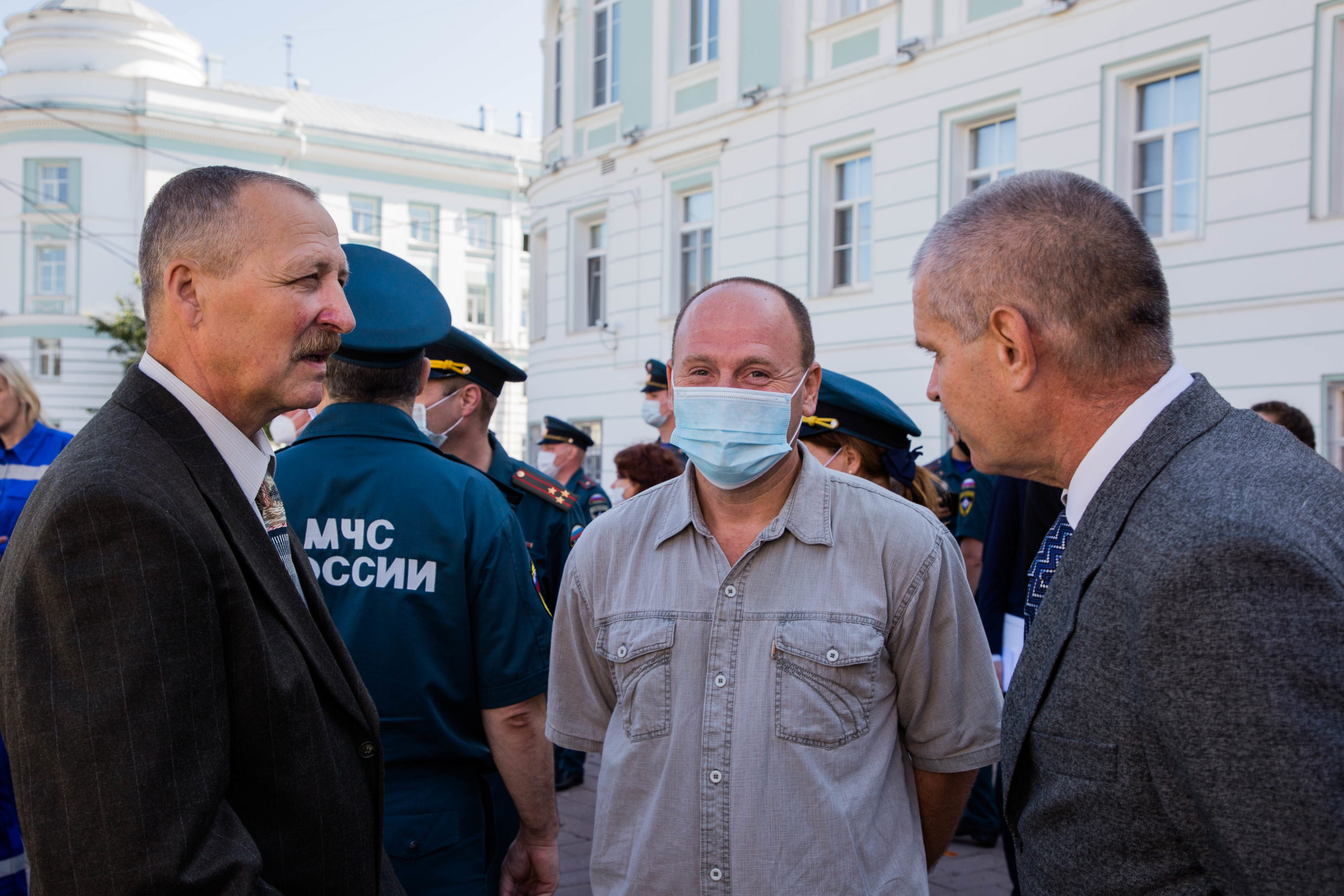 Игорь Руденя вручил новые машины и технику учреждениям здравоохранения и МЧС