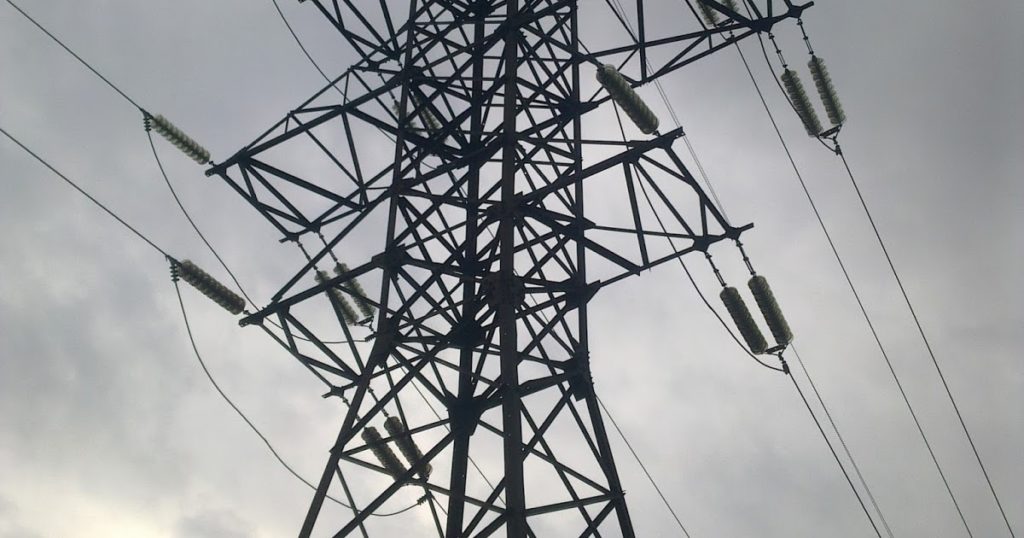 В Тверской области подросток не справился с управлением и врезался в электростолб