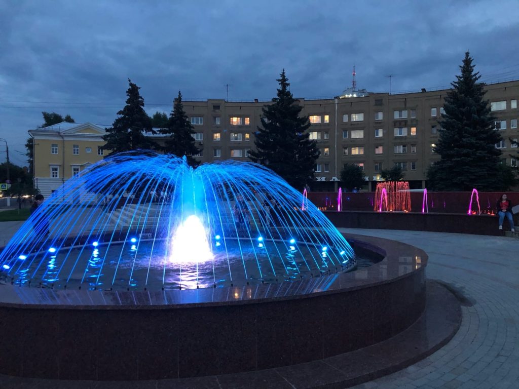 Ночная красота: жители Твери снимают фото и видео у фонтанов с подсветкой