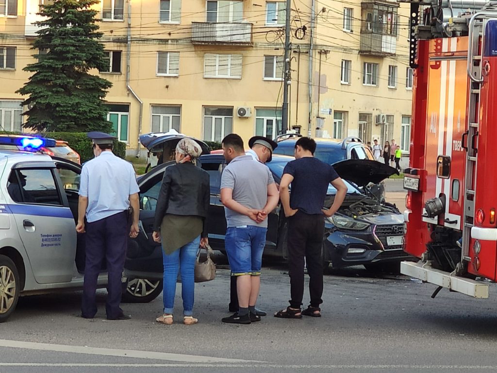 На площади Капошвара в Твери произошло серьезное ДТП