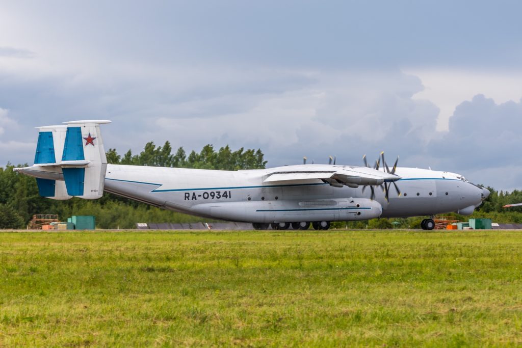 Полёты самого большого турбовинтового самолета Ан-22 «Антей» в Тверской области попали на фото