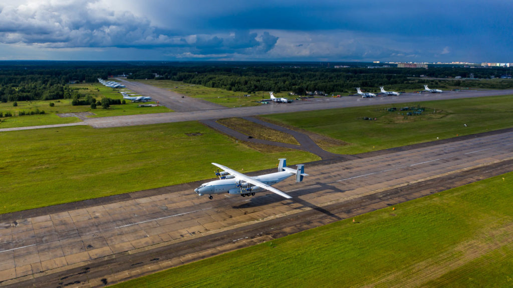 Полёты самого большого турбовинтового самолета Ан-22 «Антей» в Тверской области попали на фото