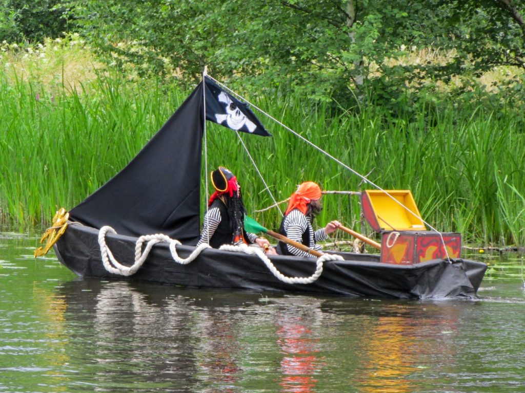Торты и пираты: водный креатив на Дне Вышневолоцкого округа в Тверской области