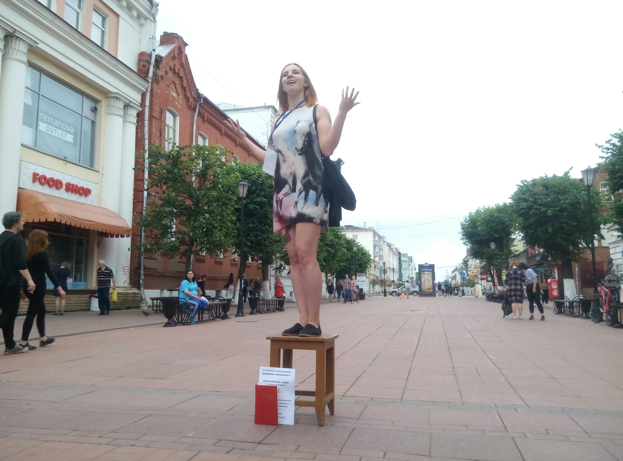 Тверские поэты будут читать стихи с табуретки в торговом центре Тверские поэты будут читать стихи с табуретки в торговом центре