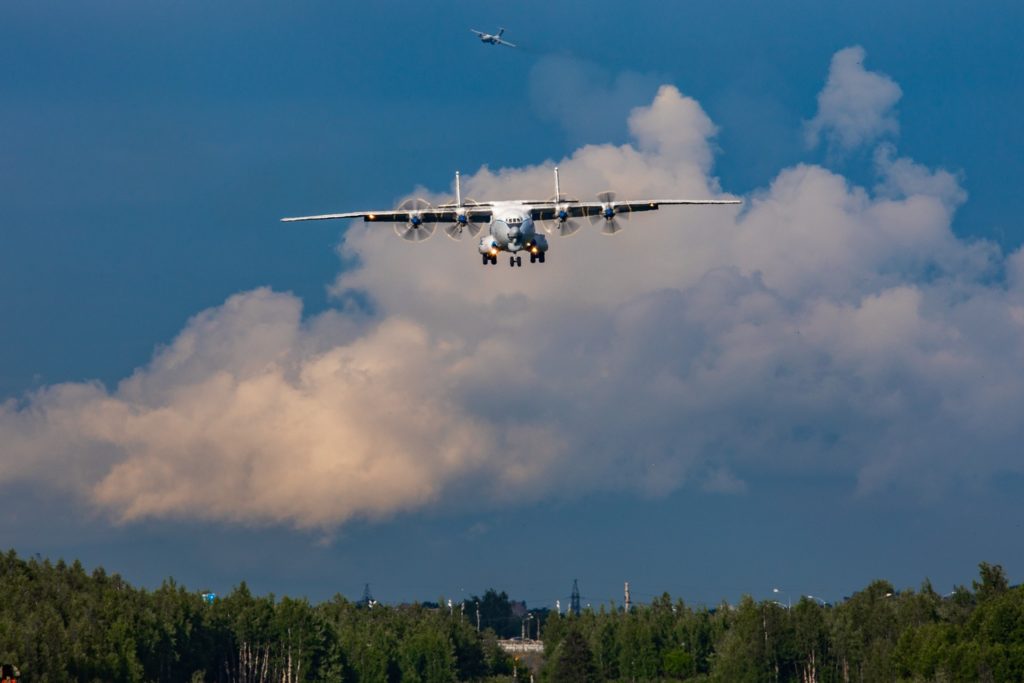 Полёты самого большого турбовинтового самолета Ан-22 «Антей» в Тверской области попали на фото