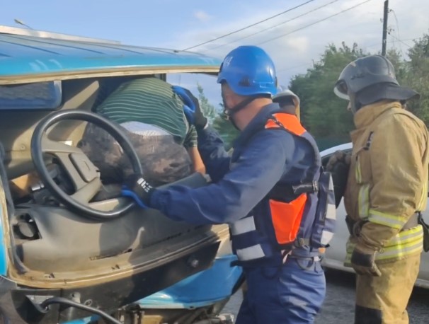 Опубликовано видео извлечения водителя из машины после ДТП в Тверской области Опубликовано видео извлечения водителя из машины после ДТП в Тверской области