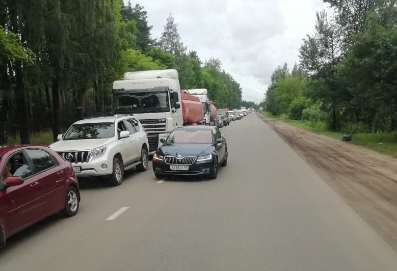 Драки, нарушения ПДД, неуважение: страсти в глухой пробке на въезде в Тверь Драки, нарушения ПДД, неуважение: страсти в глухой пробке на въезде в Тверь