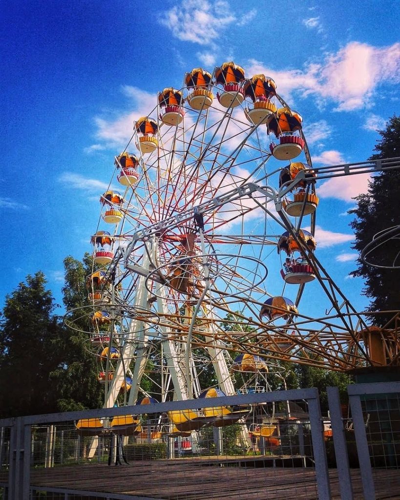 В городском саду Твери готовят к запуску аттракционы