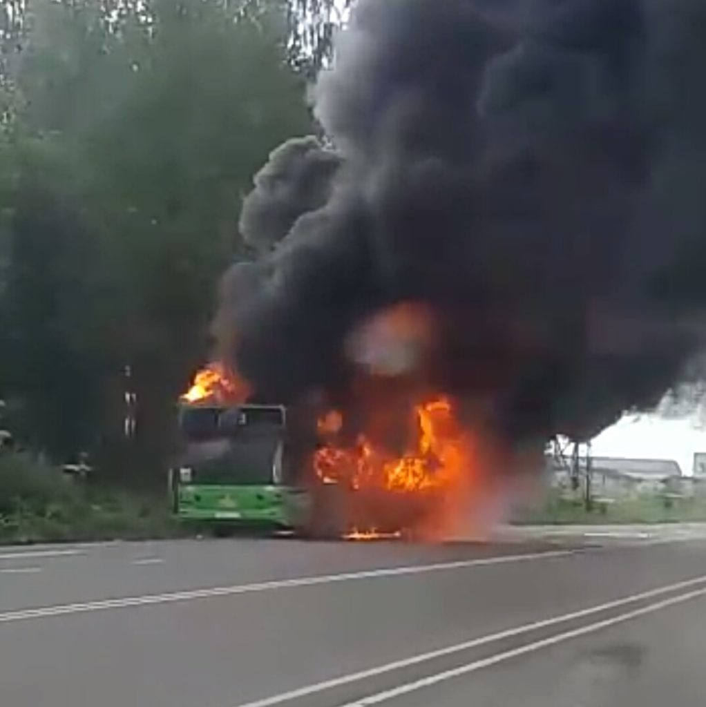 Пассажирский автобус загорелся на дороге в Тверской области