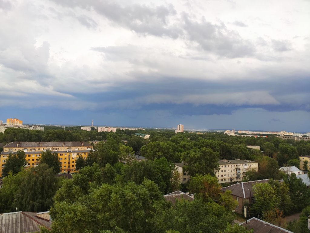 К Твери приближается большая туча с грозой