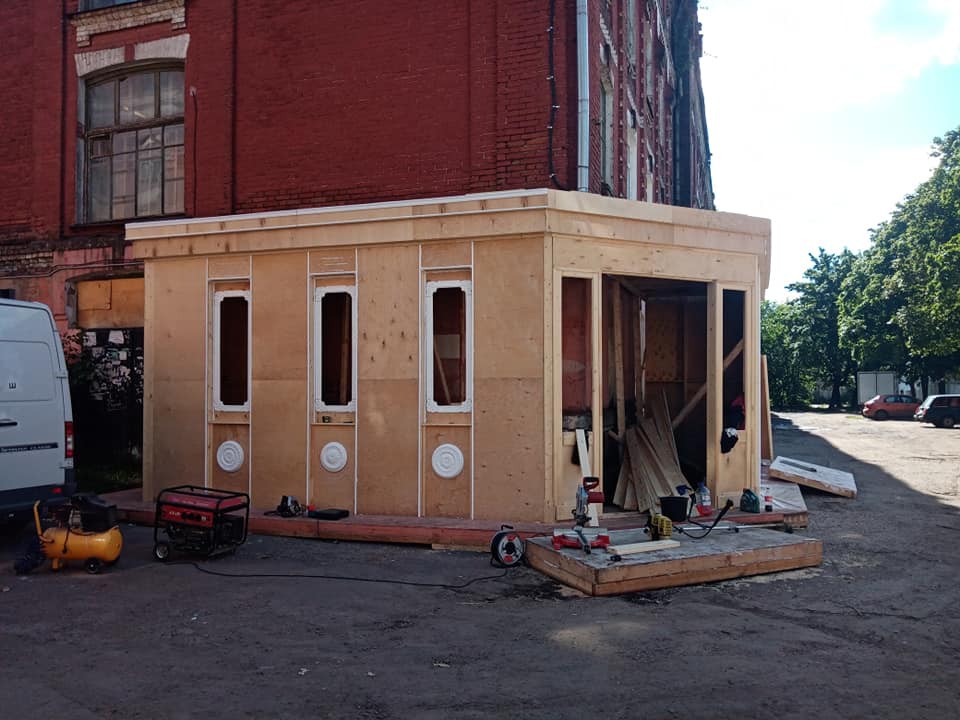 Появились фотографии декораций для сериала с Хабенским в Твери