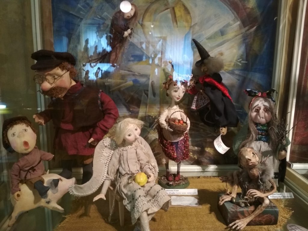 Музей кукол в Тверской области поделился фотографиями своих экспонатов