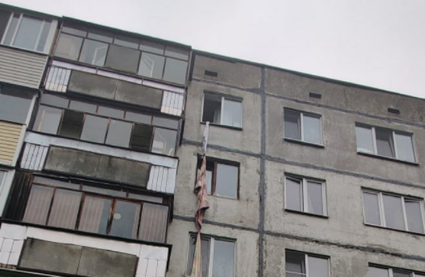 В Тверской области пожилая женщина пыталась спустится с пятого этажа и сорвалась