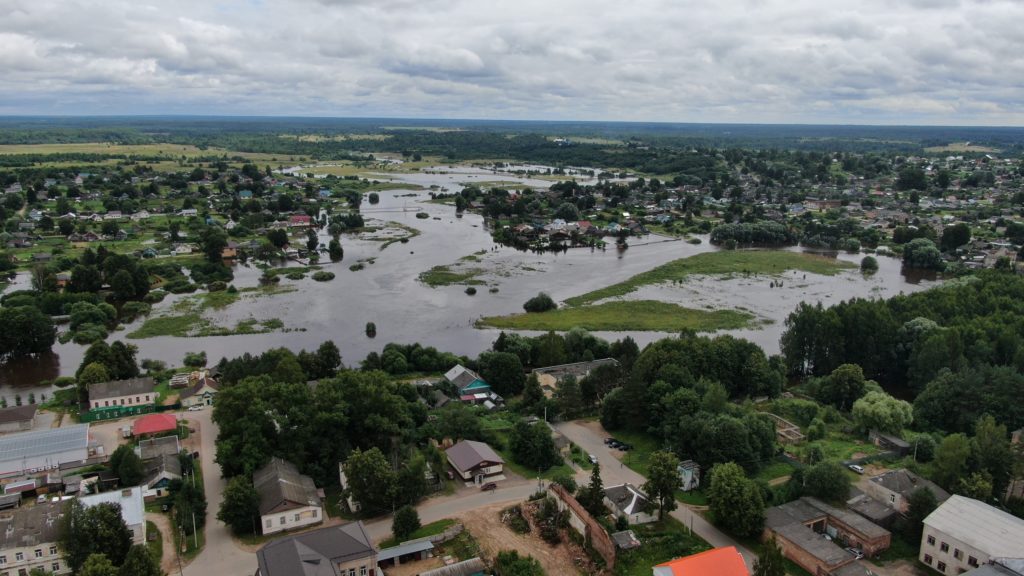 Вода залила улицы города в Тверской области