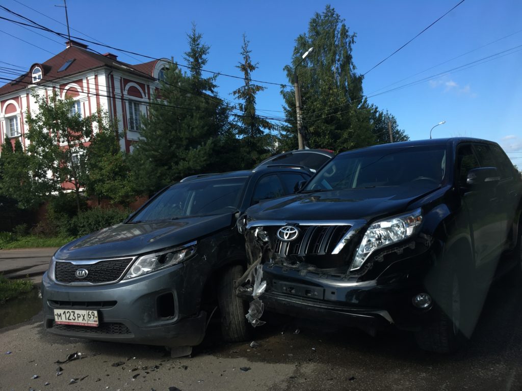 В Твери произошло ДТП с участием трех машин