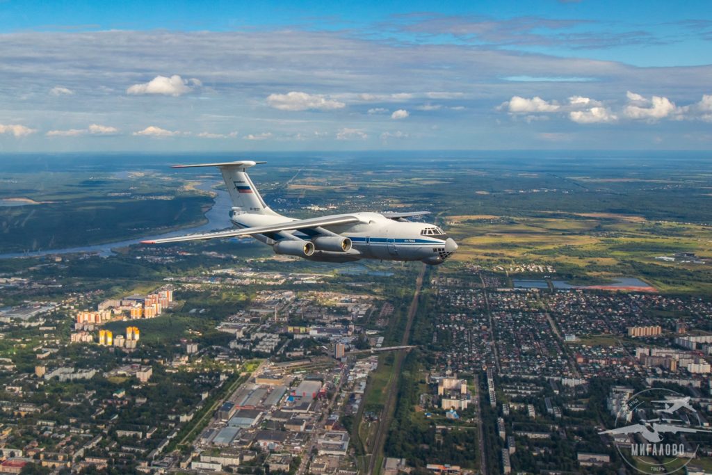 Летчики в небе над Тверью устроили огненное шоу