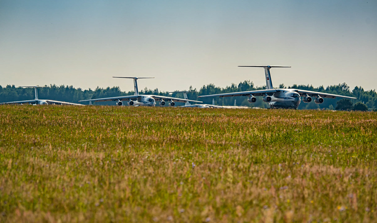 Молодые летчики осваивали военно-транспортные самолеты в небе над Тверью