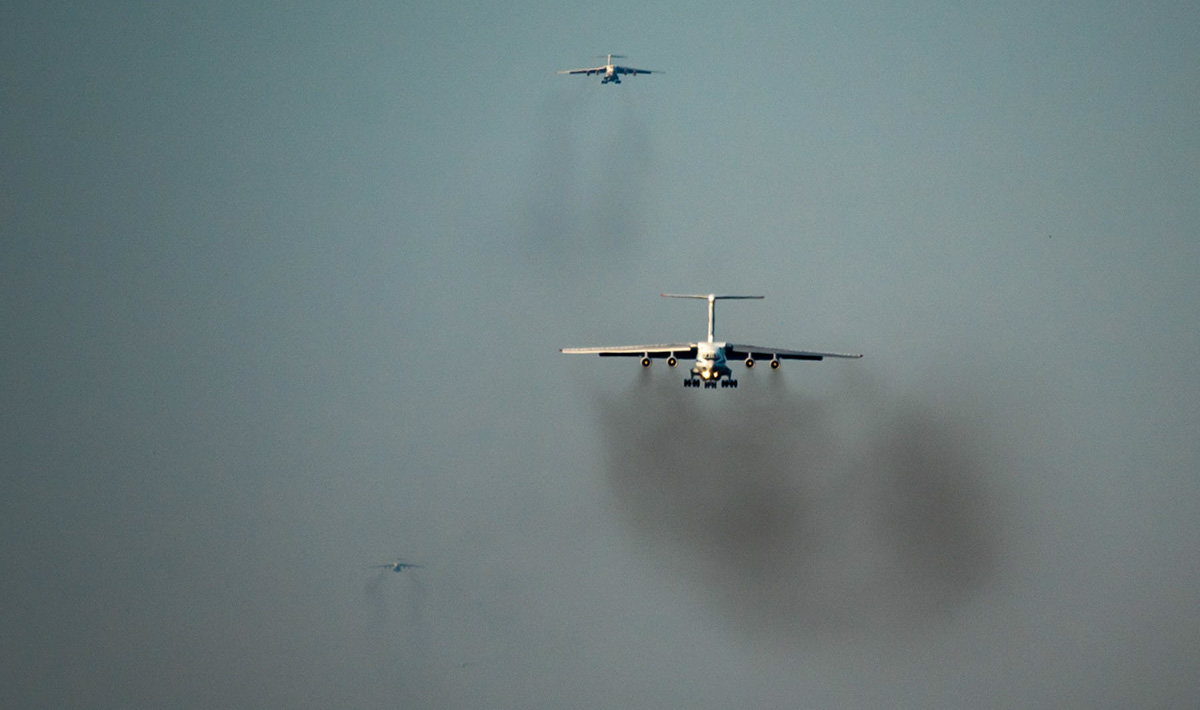 Молодые летчики осваивали военно-транспортные самолеты в небе над Тверью