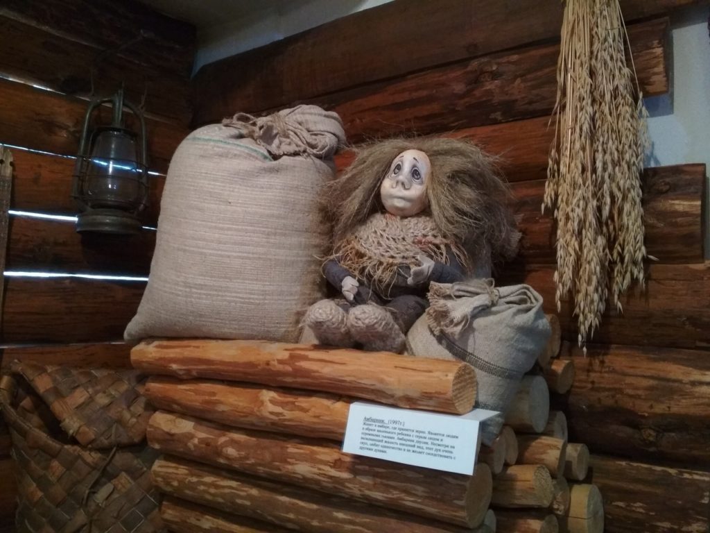 Музей кукол в Тверской области поделился фотографиями своих экспонатов