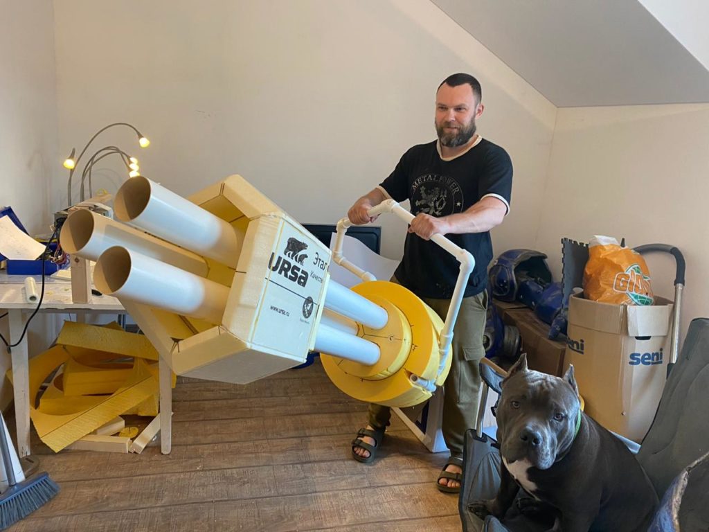 Косплеер из Твери сделал костюм космодесантника и собирает огромную плазменную пушку