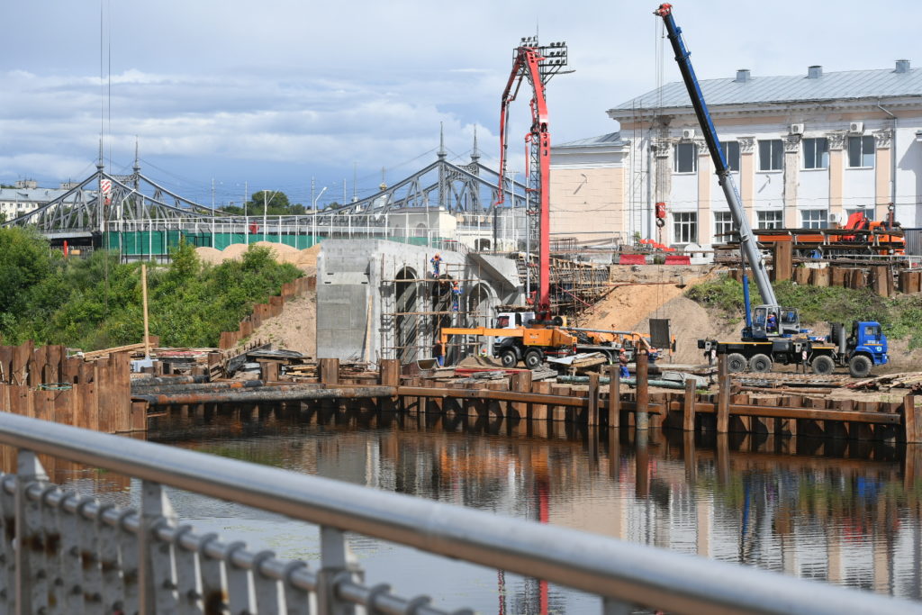 Игорь Руденя и Зарина Догузова осмотрели строящийся мост через Тьмаку в Твери